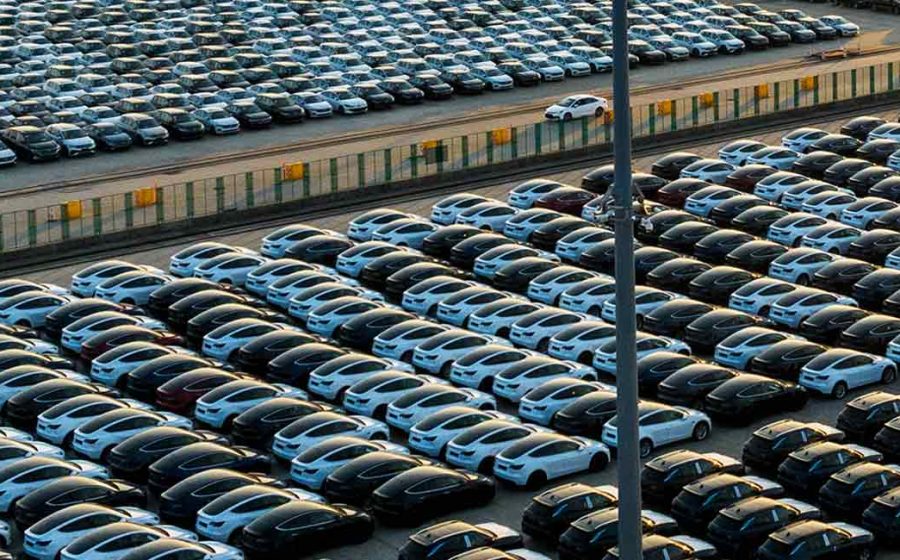 Scopri di più sull'articolo Le flotte aziendali europee accelerano verso la transizione energetica: emissioni di CO₂ in calo del 25% dal 2022
