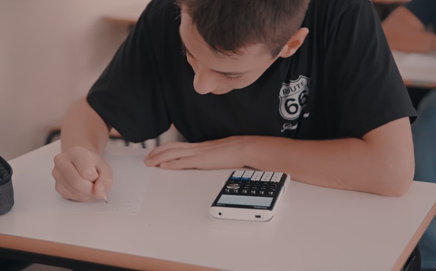 Al momento stai visualizzando Scuola al via, i sei consigli dell’esperto per scegliere la calcolatrice giusta: la guida di Skuola.net