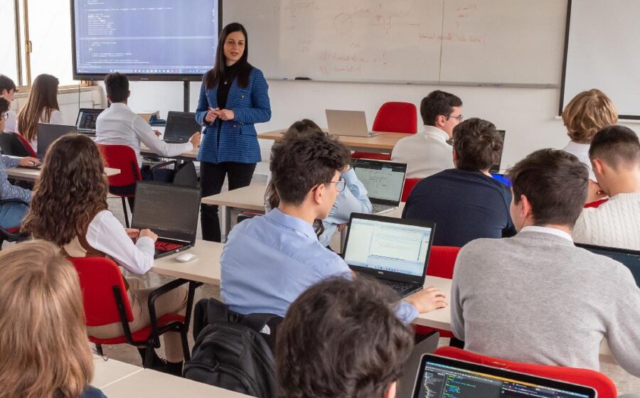 Al momento stai visualizzando Doppia transizione: 8 giovani su 10 pronti a scommettere su IA e sostenibilità, ma la maggior parte non sa come fare