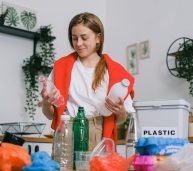 Riciclo della plastica: i 10 errori che mettono in crisi persino la GenZ (e come non farli più). La guida di Skuola.net e COREPLA
