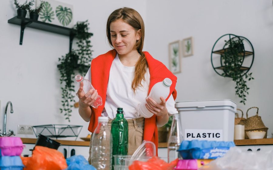 Scopri di più sull'articolo Riciclo della plastica: i 10 errori che mettono in crisi persino la GenZ (e come non farli più). La guida di Skuola.net e COREPLA
